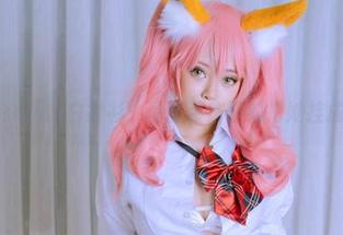 当Byoru遇上白衬衫：墙面装饰不如把她挂成壁纸！