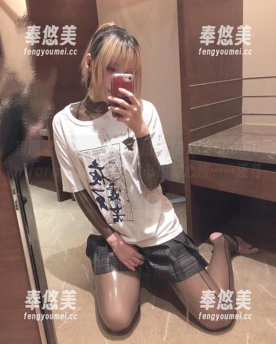 原图里Cien恩恩的私拍，2BJKSchoolUniform，让我想起背书时的心酸……还有巧克力！