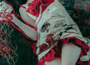 只需一件制服，ElyEE子的美图征服的不仅是外观