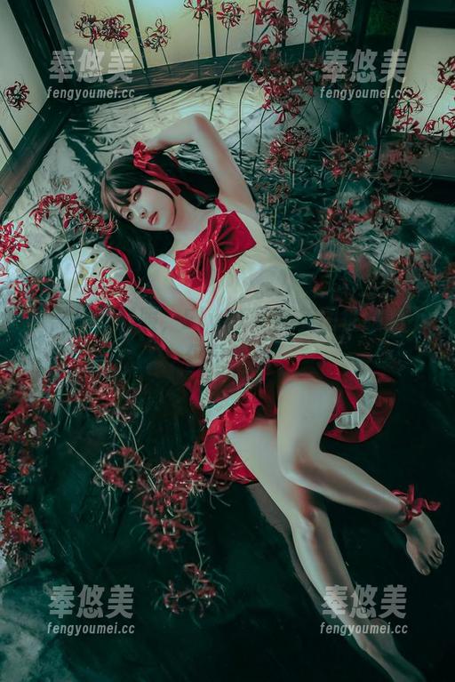 只需一件制服，ElyEE子的美图征服的不仅是外观