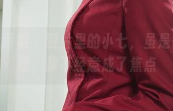 Ligui丽柜 – 图片里的小七，虽是香丝助理，却不经意成了焦点