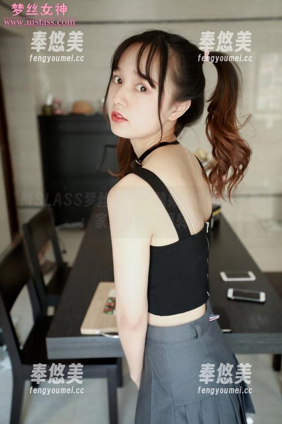 MSLASS梦丝女神 - 魏婷婷的黑袜写真：家务事的华丽转身