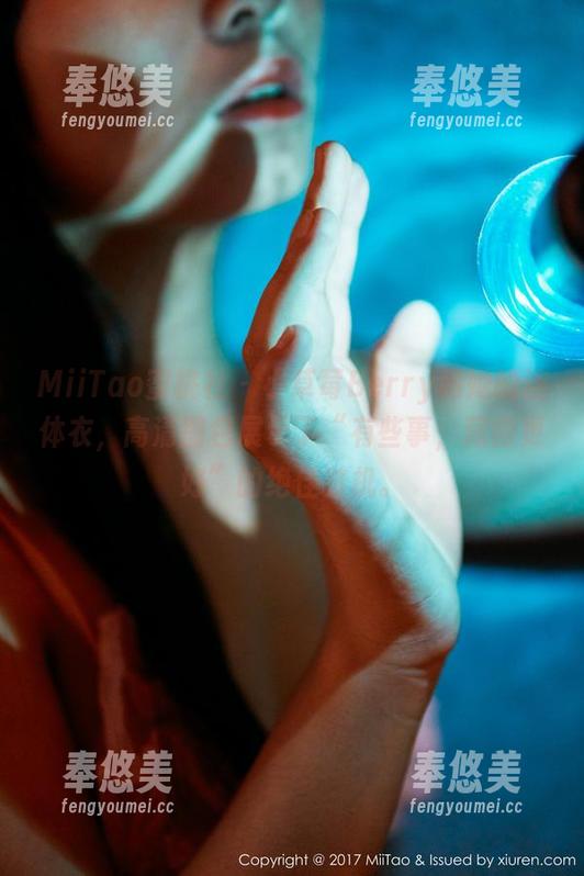 MiiTao蜜桃社-小草莓Berry MiiTao蜜桃社 - 小草莓Berry和她的连体衣,高清图包展示了“有些事,藏得更好”的绝佳时机。