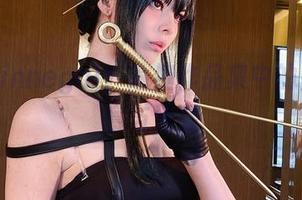 点滴Vinnegal：瑜伽作品集中的隐秘诗意与迷惑