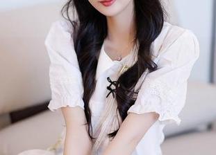 Xiuren秀人网 – 每次看白兔西希的美脚，图包都让我开始反思自己的裤子选择了。
