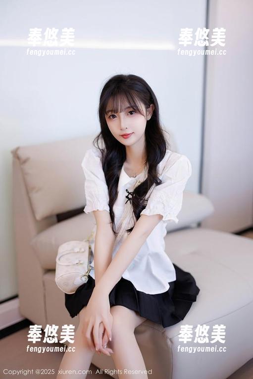 Xiuren秀人网-白兔西希 Xiuren秀人网 - 每次看白兔西希的美脚,图包都让我开始反思自己的裤子选择了。