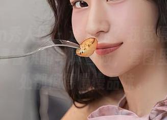 Xiuren秀人网 – 连衣裙？我觉得更多像是一场谭睿琪的写真冒险，套图里的每一处都值得慢慢品味。