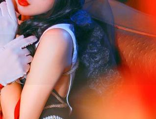 一抹清新校服风，云溪溪奶桃的私房写真宛如校园初恋。