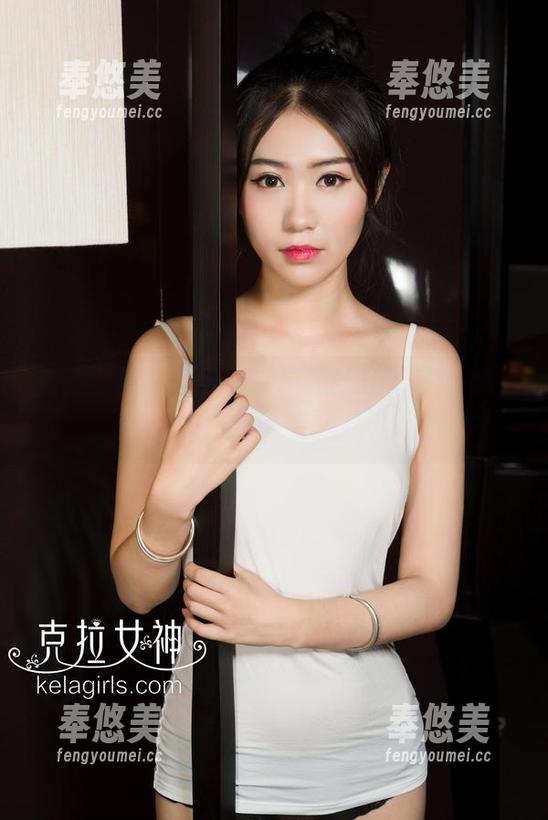 克拉女神-熙妍 克拉女神 - 看熙妍在户外的“资源”发掘,绿草地上有没有走错片场?