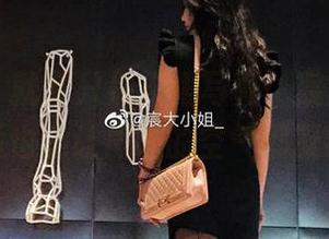 微密圈 – 就算只是红裙写真，宸大小姐的气质也能让周围的空气都凝结。