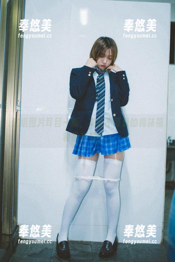 这组图片耳目一新，柒柒不可爱的棉袜福利很有看头。