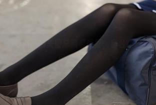 不得不说，森萝财团的美图总藏着惊喜，窗台上伫立的薄纱少女可是个迷。