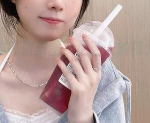炸酱沐沐私房美图，更迷人的裸足不言而喻。