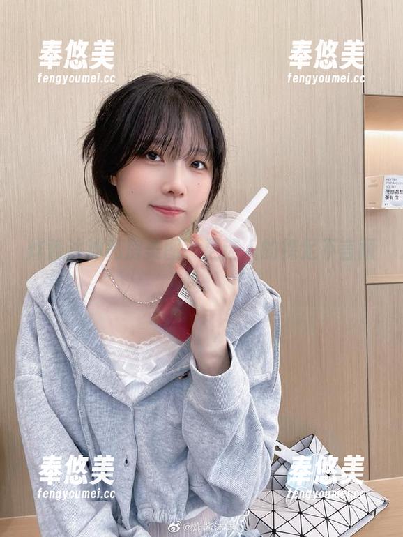 炸酱沐沐私房美图，更迷人的裸足不言而喻。
