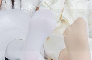 物恋传媒 – 空姐制服私拍：恬恬戳中了我的吃货心——就问你们想要零食还是关注！
