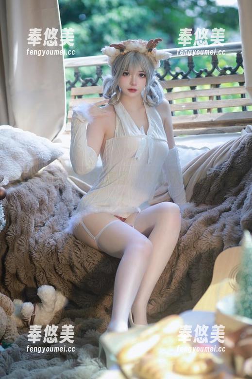 疯猫ss的黑丝OL美图，真的好想深挖下去！