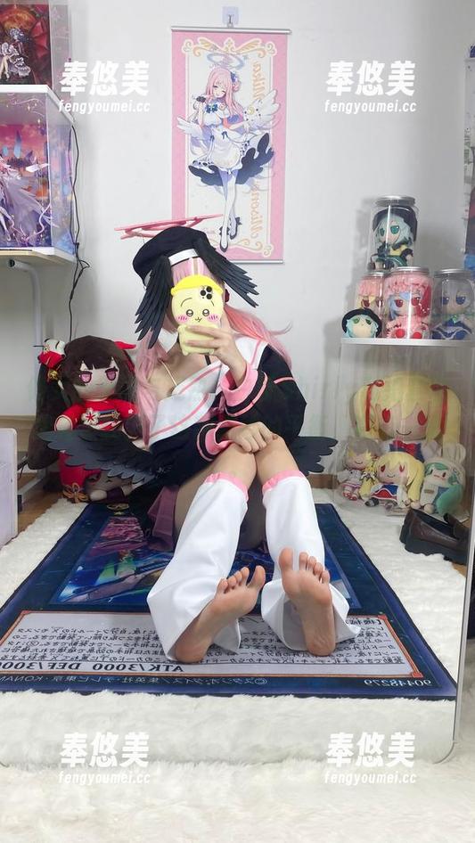 修女的天真与成熟，白栎Shirly私拍套图里竟然找到了这种微妙的平衡，真有一套。