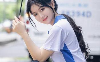 秀人网 – 定制婚纱写真的双笙Alina，连光影都在对她的每个姿态下膜拜。