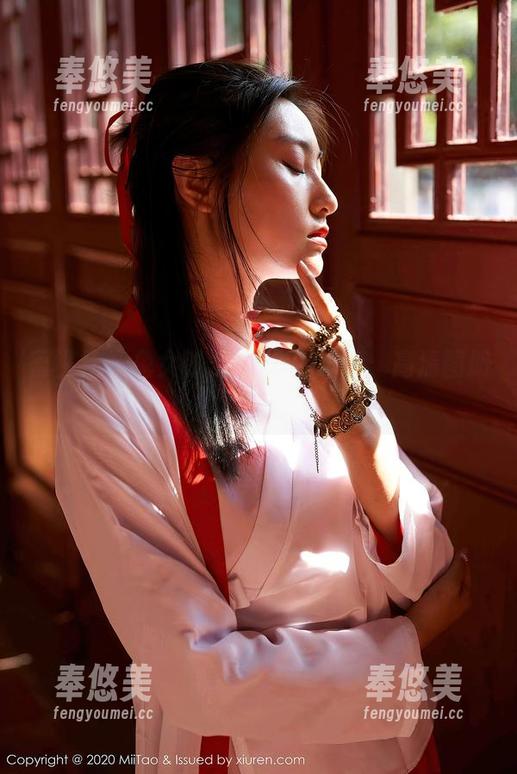 蜜桃社-Gina 蜜桃社 - 兔女郎与Gina的绯闻:高清图册上藏着什么
