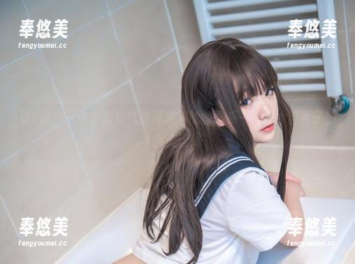 青水百合子 破T恤,一件衣服与气质间最尴尬的联系——青水百合子的完美诠释