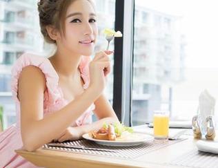 青豆客 – 易阳的丝袜大作战：美图惹人爱，袜子才是主角！