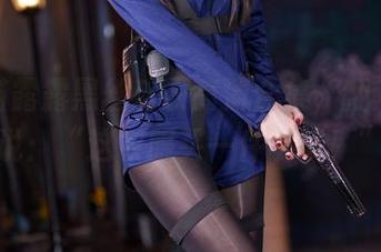 香草喵露露黑丝皮衣高清合集，翻开就想说：“这衣服买一件试试！”