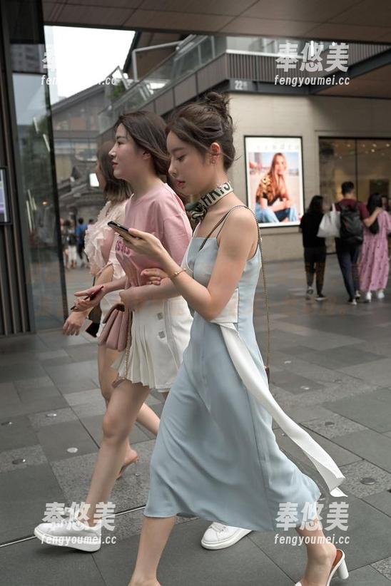 魔镜街拍-艾小青 魔镜街拍 - 看艾小青如何驾驭超短裙,高清套图让细节尽显,莫名又一丝俏皮。